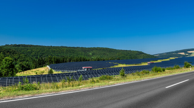 Strasse und Solarpark mit Landschaft