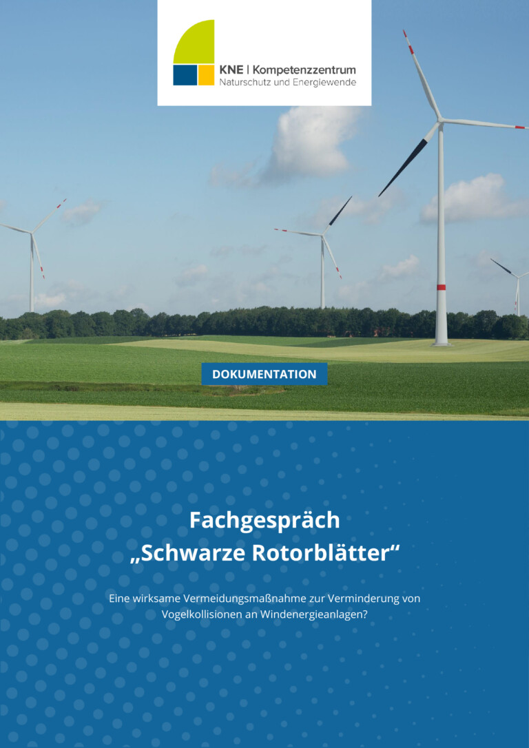 Windenergieanlagen in Landschaft mit schwarzen Rotorblaettern