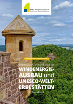 Turm in Landschaft, Himmel