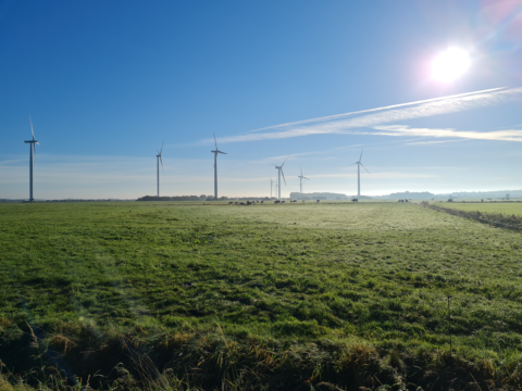 Windenergieanlagen vor blauem Himmel