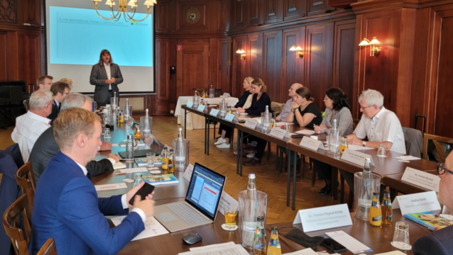 FOTO: 15. Sitzung des KNE-Beirates in Berlin. Zu Gast: Dr. Josef Tumbrinck, Sonderbeauftragter des BMUV für das nationale Artenhilfsprogramm. Foto: Jasmin Drägestein.