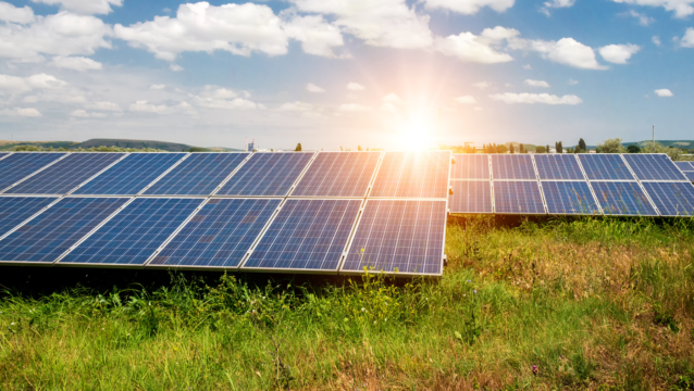 Solarpark in Landschaft