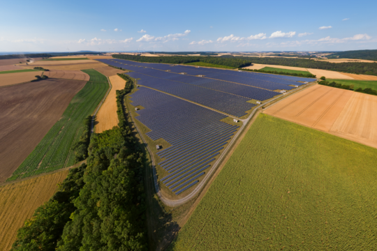 Solarpark inmitten landwirtschaftlicher Flächennutzung, Foto: © Michael von Aichberger - stock.adobe.com