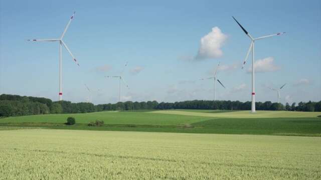 Animation Windenergieanlage mit einem schwarzem Rotorblatt und Landschaft