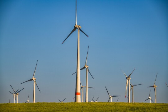 Windenergieanlagen vor blauem Himmel