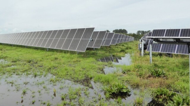 Photovoltaik auf Gras und Wasser