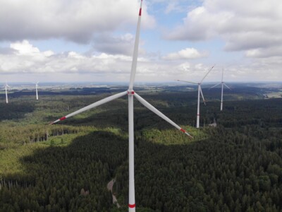 Windenergieanlage mit Wald und Himmel