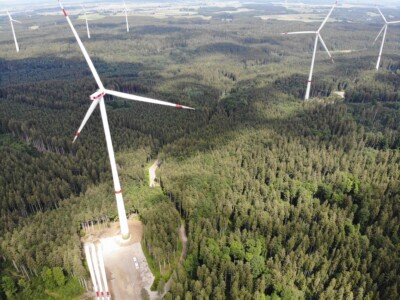 Windenergieanlage mit Wald