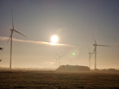 Windenergieanlagen mit Landschaft und Sonnenuntergang