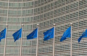 Fahnen beim Europäischen Union-Kommissionsgebäude,  Brüssel,