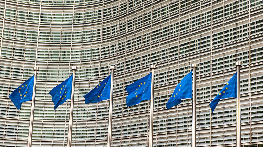 AdobeStock_385755131-EU Flaggen Parlament