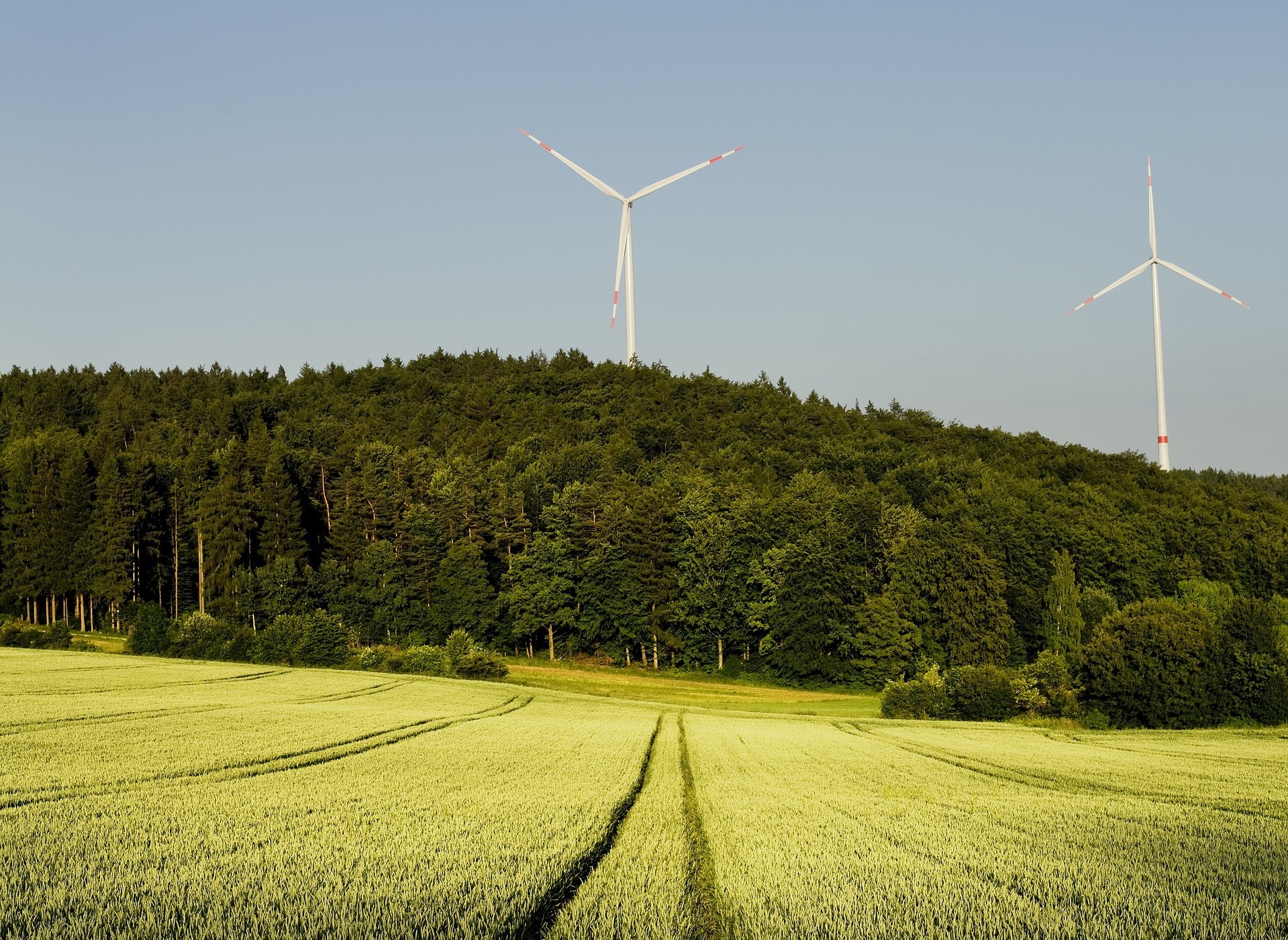 Windenergieanlagen und Landschaft, Bild von andreas160578 auf Pixabay